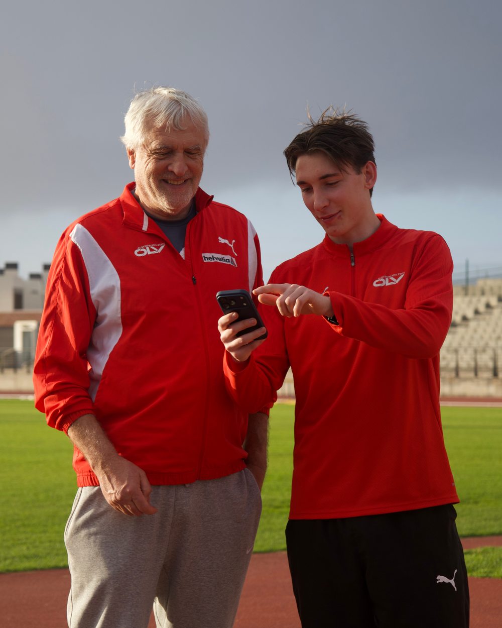 Trainer und Athlet schauen gemeinsam in die App DocumentDiary