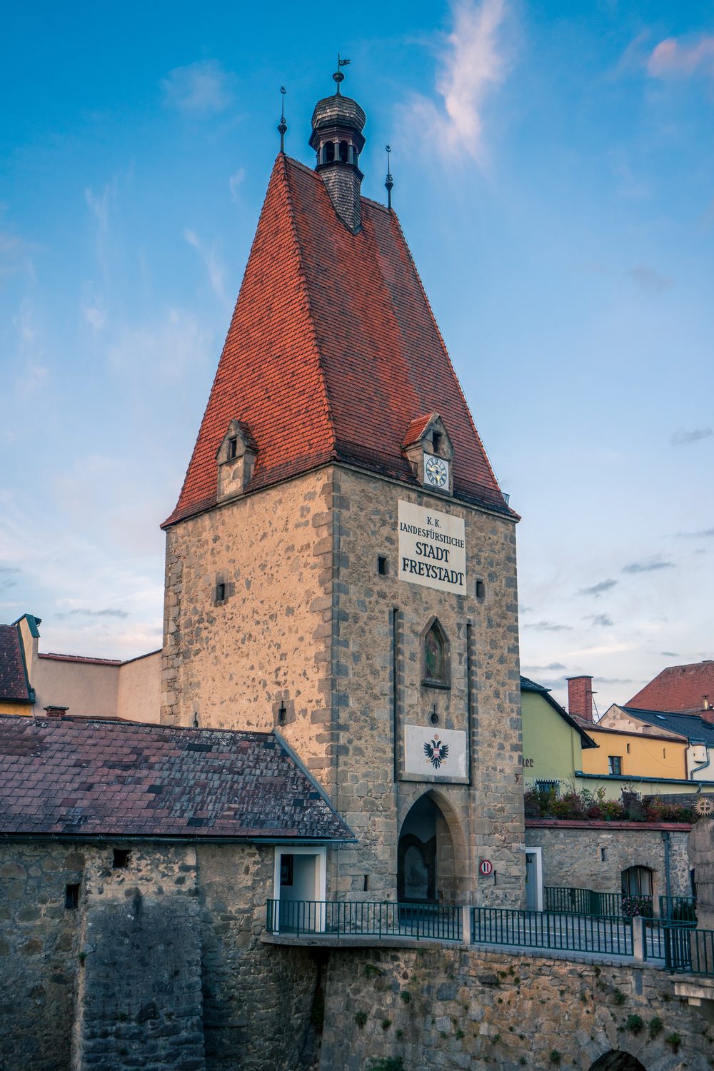 Das Linzertor in Freistadt mit der Tafel „Stadt Freystadt“
