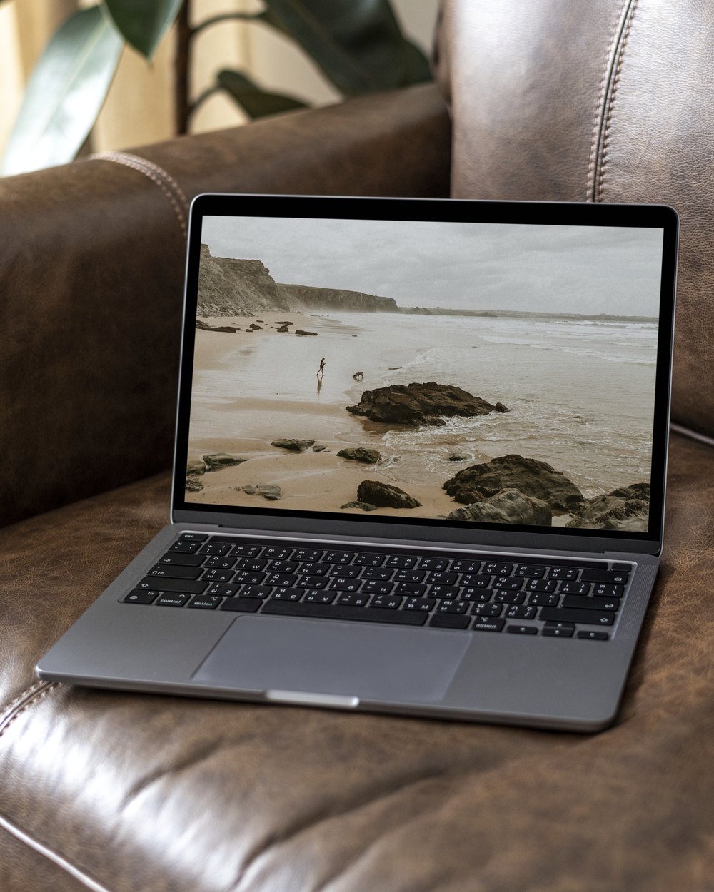 MacBook auf einem Ledersofa, auf dem Bildschirm die Plattform der Strong Country Challenge